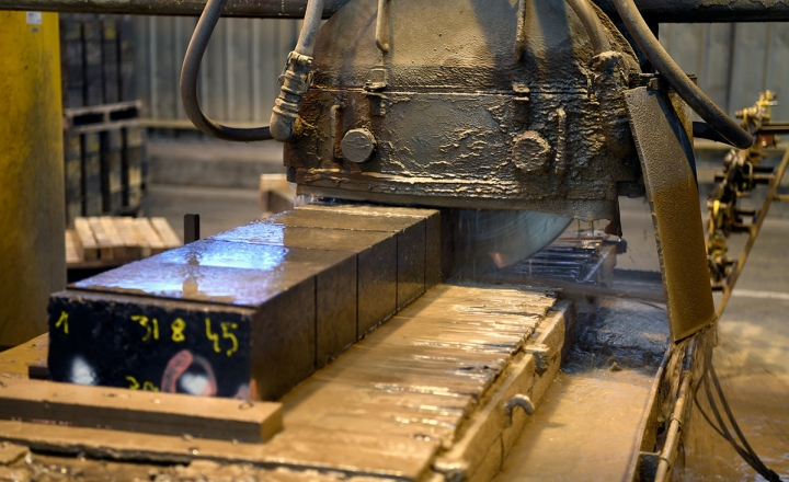 Saint-Gobain为铜炉应用提供了完全定制的工程解决方案。我们的难治性设计概念与特殊的水泥结合在一起，最大程度地减少炉渣和耐火夹杂物，产生更干净的金属。