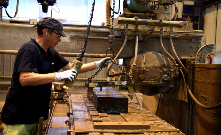 Saint-Gobain为铜炉应用提供了完全定制的工程解决方案。我们的难治性设计概念与特殊的水泥结合在一起，最大程度地减少炉渣和耐火夹杂物，产生更干净的金属。