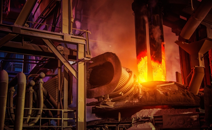 A produção de aço bruto começa com o process de redução, onde o minério de ferro reage com fontes de carbono dentro do alto-forno。O alto-forno requer不同tipos de productos refratários com resistência a reações termo-mecânicas e termo-químicas。