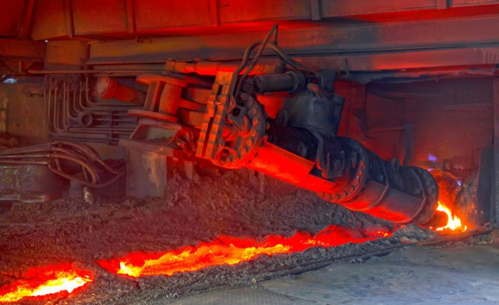 A produção de aço bruto começa com o process de redução, onde o minério de ferro reage com fontes de carbono dentro do alto-forno。O alto-forno requer不同tipos de productos refratários com resistência a reações termo-mecânicas e termo-químicas。