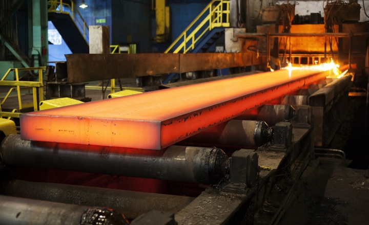 La production d'acier brut开始par le process de réduction, où le minerai de fer réagit avec les sources de carbone à l'intérieur du haut fourneau。Le haut fourneau nécessite différents类型de产品réfractaires résistants aux réactions thermomécaniques et thermochimiques。
