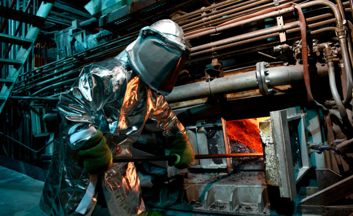 在炼钢过程中，熔融的铁变成了固态钢，这一过程包括几个阶段的热处理和化学处理，需要各种耐火衬里，以适应多种应用条件