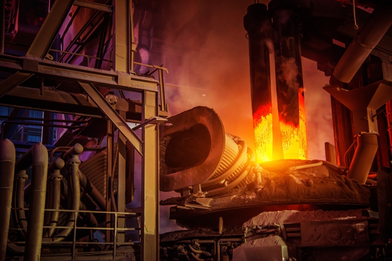 La production d'acier brut开始par le process de réduction, où le minerai de fer réagit avec les sources de carbone à l'intérieur du haut fourneau。Le haut fourneau nécessite différents类型de产品réfractaires résistants aux réactions thermomécaniques et thermochimiques。