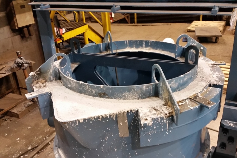 Norflow A 973用于取代传统的低水泥浇注料，用于开顶钢包应用。