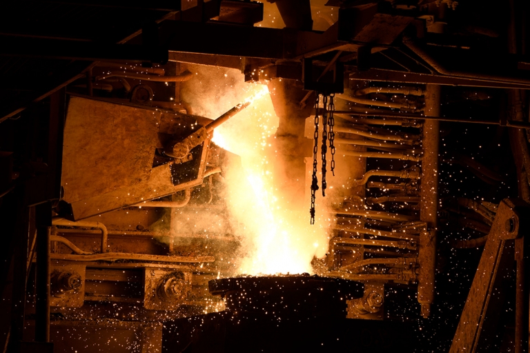 Saint-Gobain为铜炉应用提供了完全定制的工程解决方案。我们的耐火材料设计概念，结合特殊的水泥，最大限度地减少炉渣和耐火材料夹杂物，产生更清洁的金属。
